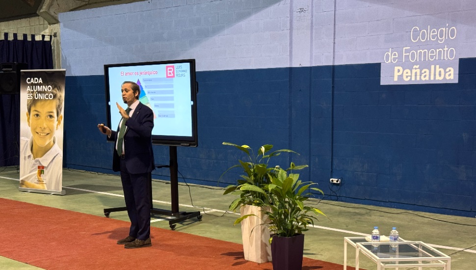 El Dr. Luis Gutiérrez Rojas visita el colegio de Fomento Peñalba para impartir una sesión formativa